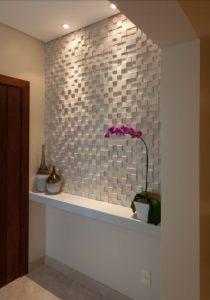 Recibidor decorado con balda volada y pared de revestimiento cerámico