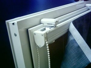 Mecanismo de percha para estor en ventana oscilobatiente