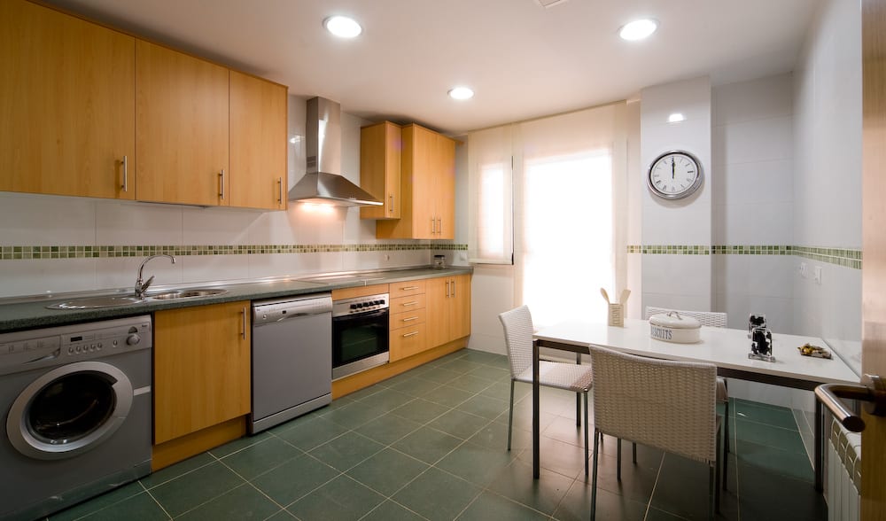 Cocina con puerta de tendedero