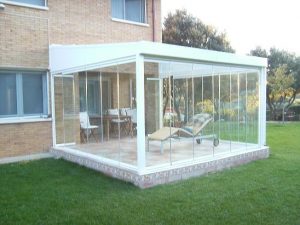 Cerramiento de terrazas con cortinas de cristal con techo