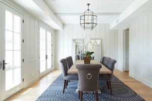 Comedor con paredes paneladas en madera lacada