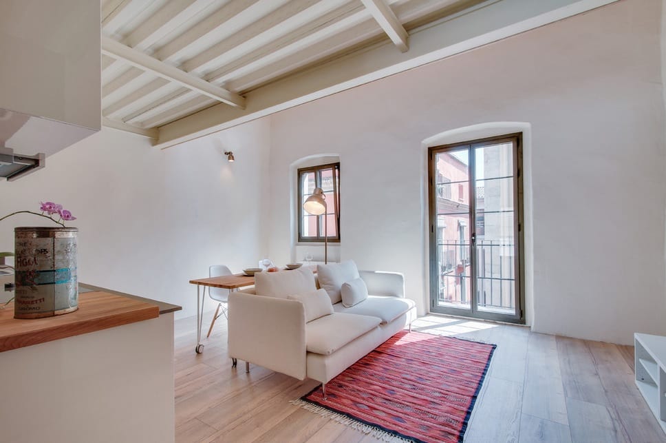 Reforma de loft con suelo laminado moderno