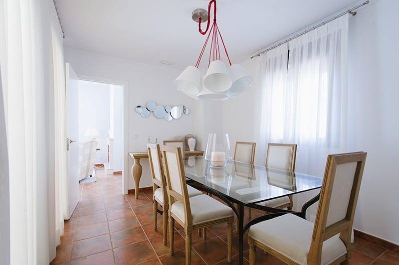 Visillos con tablas colgados de barra cromada