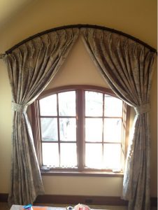 Cortinas en barra en ventana curva