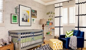 Sillón tapizado con reposapiés para habitación de bebé