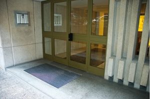 Felpudo metálico encastrado en portal de Comunidad de Vecinos