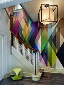Escalera con papel pintado multicolor