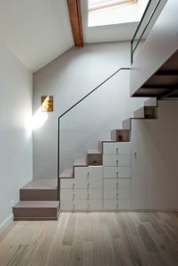 Escaleras para acceder a altillo con armario empotrado bajo el hueco