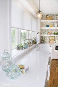 Vestir ventana de cocina grande con estor enrollable