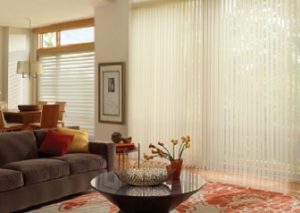 Cortinas verticales para salón de estilo clásico actualizado