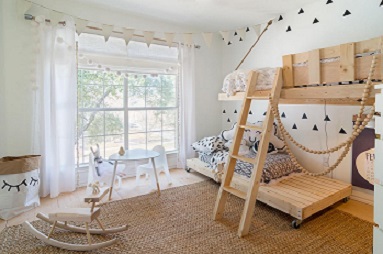 Habitación infantil de estilo nórdico con cortinas de lino en barra