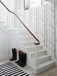 Escaleras con papel pintado estampado ramas de árboles