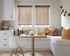 Cortinas venecianas de madera en office lacado en blanco