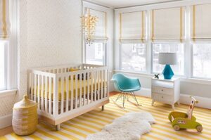 Decoración Habitación infantil con estores blancos y jarapa gran formato