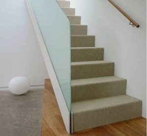 Moqueta para escaleras cubriendo todo el peldaño