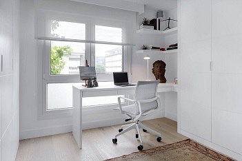 Estor enrollable blanco para habitación de estudio