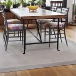 Alfombra de vinilo con greca en comedor
