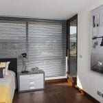 Cortina Veneciana aluminio en dormitorio