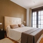 Cortina de tela en barra dormitorio