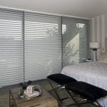 Cortinas Silhouette Color blanco en dormitorio