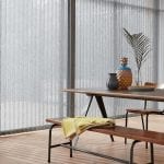 Cortinas verticales en gran ventanal