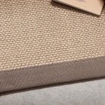 Detalle alfombra sisal con greca de microfibra