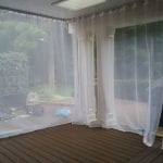 Visillo blanco con ollaos en exteior