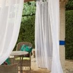 Visillo con trabillas sobre barra exterior