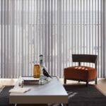 Cortina vertical gris en salón