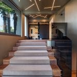 Moqueta sisal en escalera gris