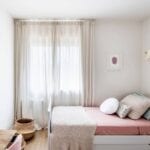Visillo crudo fruncido en habitación infantil