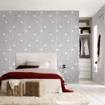 Dormitorio con papel rameado