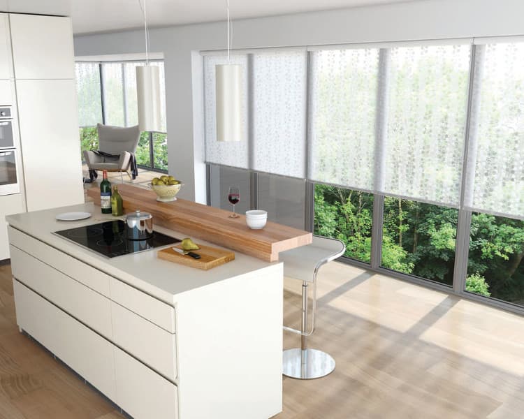 Estores enrollables tipo visillo en muro cortina de cocina