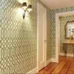 Papel pintado con arabescos verdes sobre fondo blanco