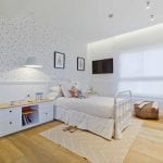 Papel pintado de topitos combinado con friso blanco
