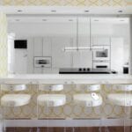 Papel pintado círculos amarillos en conexión cocina-salón