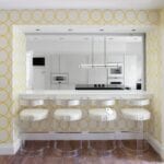 Papel pintado círculos amarillos en conexión cocina-salón