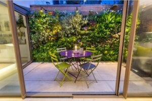 Terraza urbana con jardín vegetal e iluminación