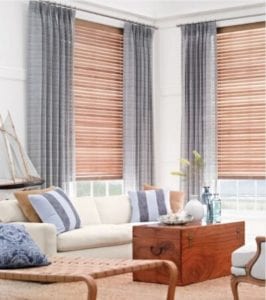 Combinacion de persianas venecianas de madera y cortinas en salon