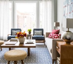 Alfombra estampada moderna combinada con sillones estampados