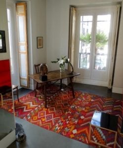 Alfombra kilim en despacho clásico