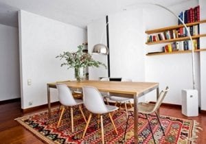 Alfombra kilim en comedor de estilo nórdico