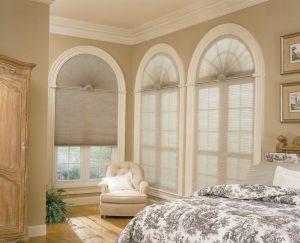 Cortinas plisadas en ventanas rematadas en arco