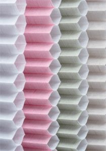 Detalle de cortinas plisadas de panal de abeja