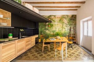 Comedor con mural fotográfico vegetal y puestos de trabajo