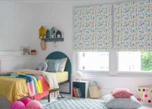 estores de puntos en dormitorio infantil